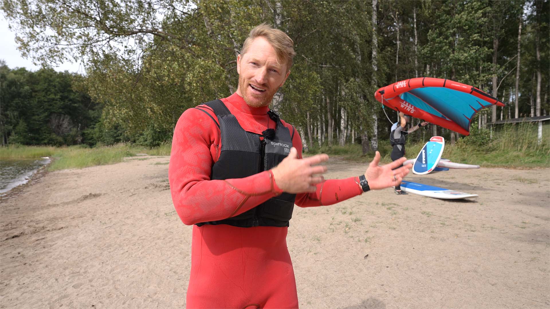 Skippos Gustav Morin går en kurs i den allt mer populära vattensporten wingfoil!
