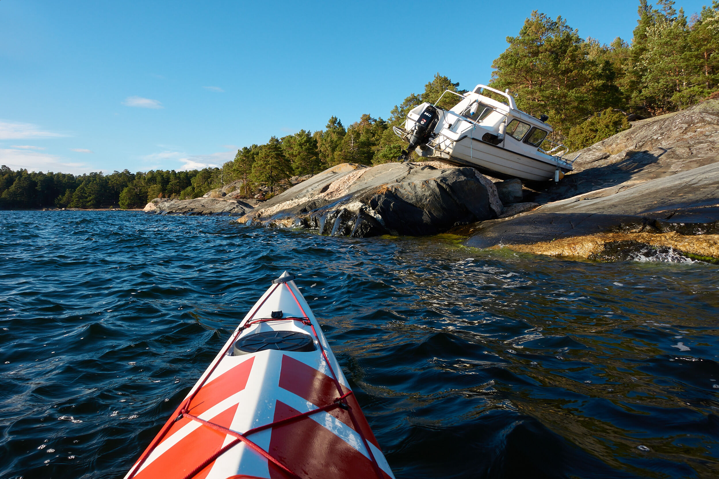 Båt som kört upp på land på Ingarö i Stockholms skärgård.