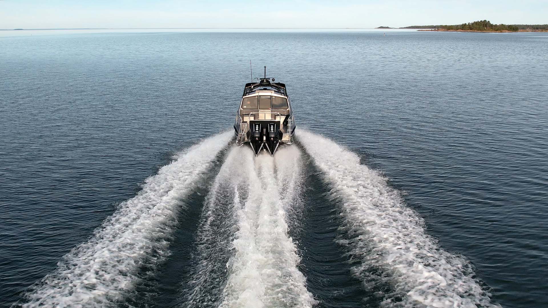 Arronet-30-Surprise-körbild-akterifrån