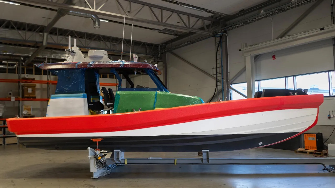 SSRS-långsida-niometersbåt