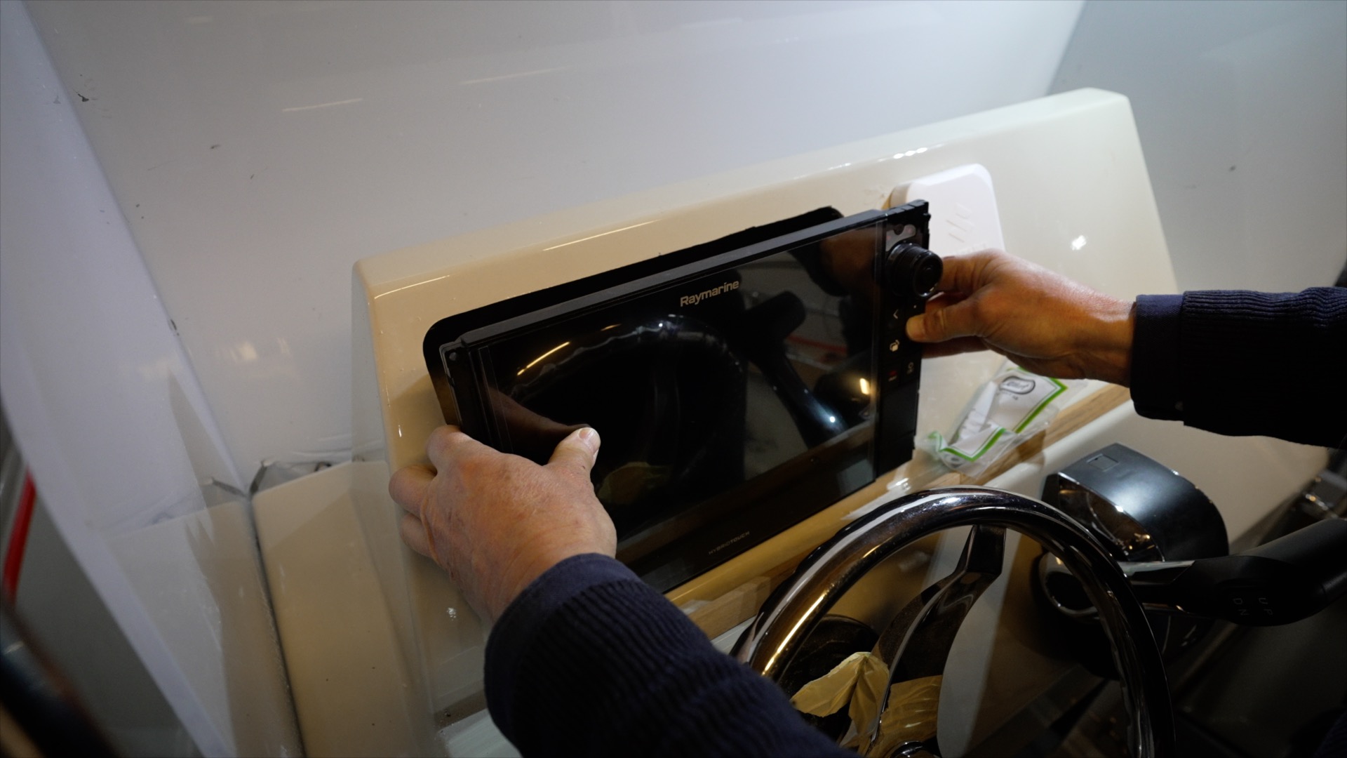 Installera-display-Raymarine-konsoll