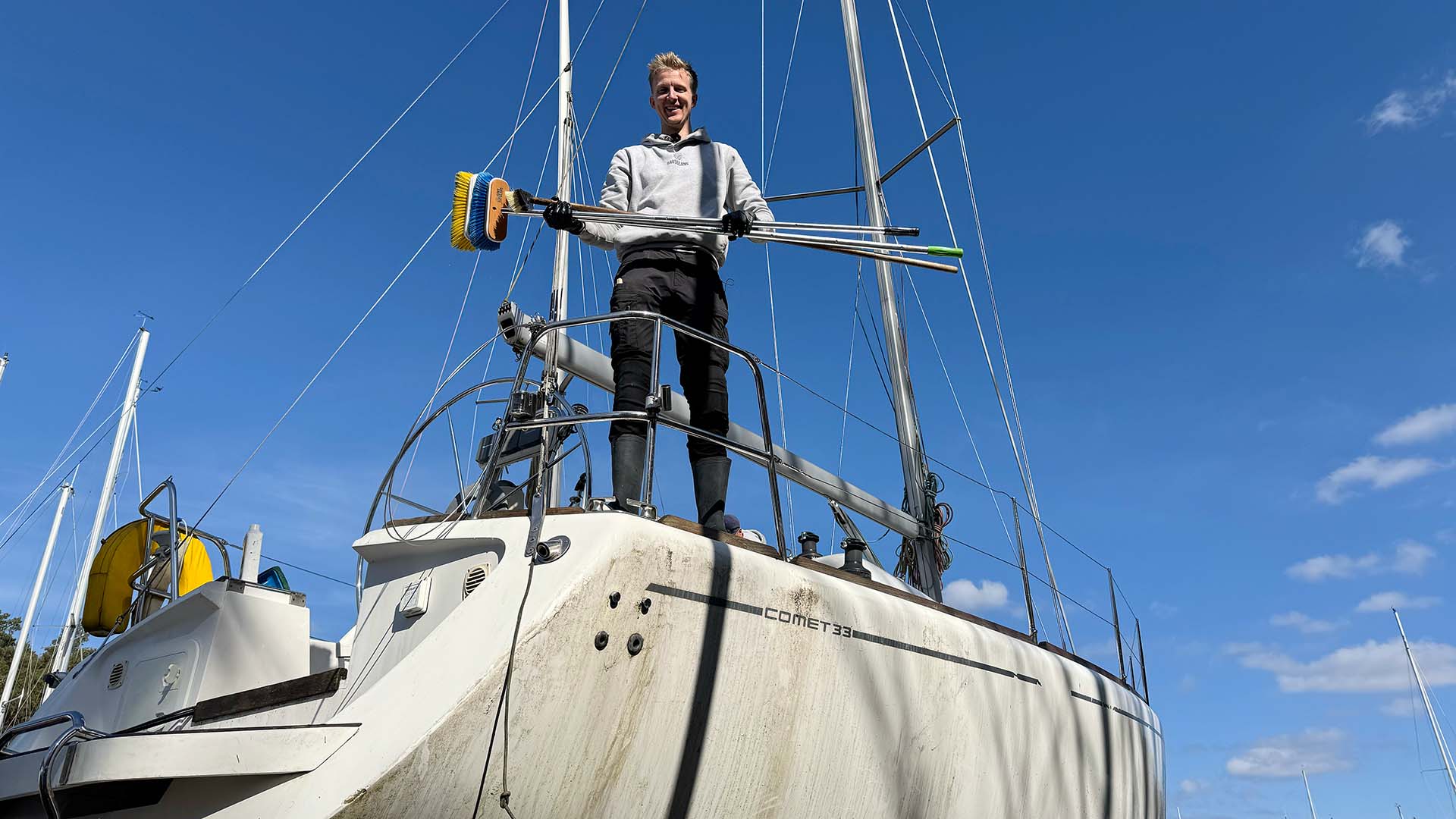 Tvätt av smutsig segelbåt