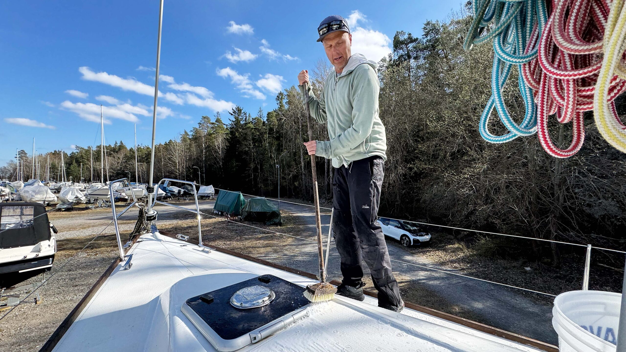 Henrik Trygg tvättar sin segelbåt