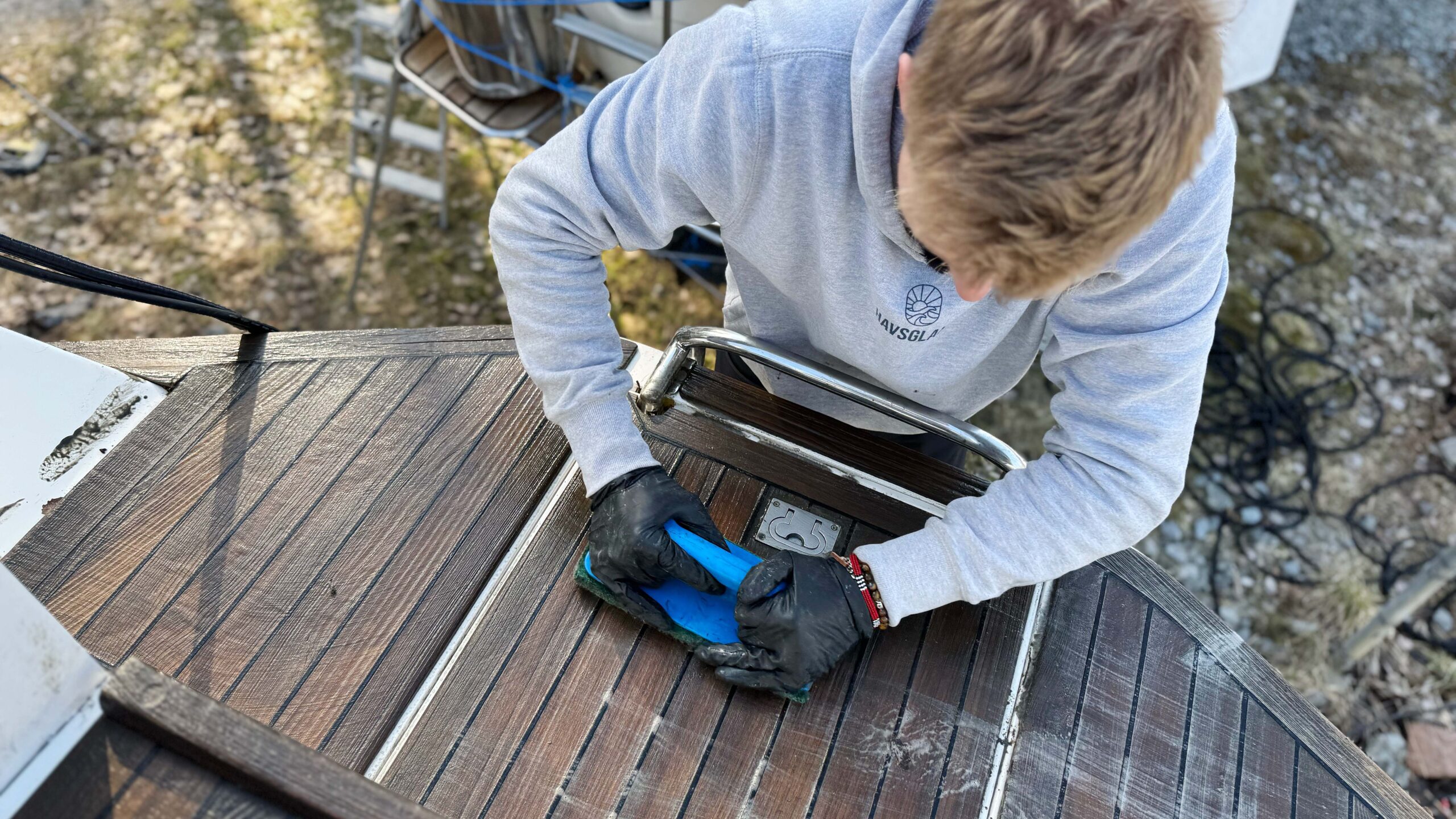 Rengöring av teakdäck på båt