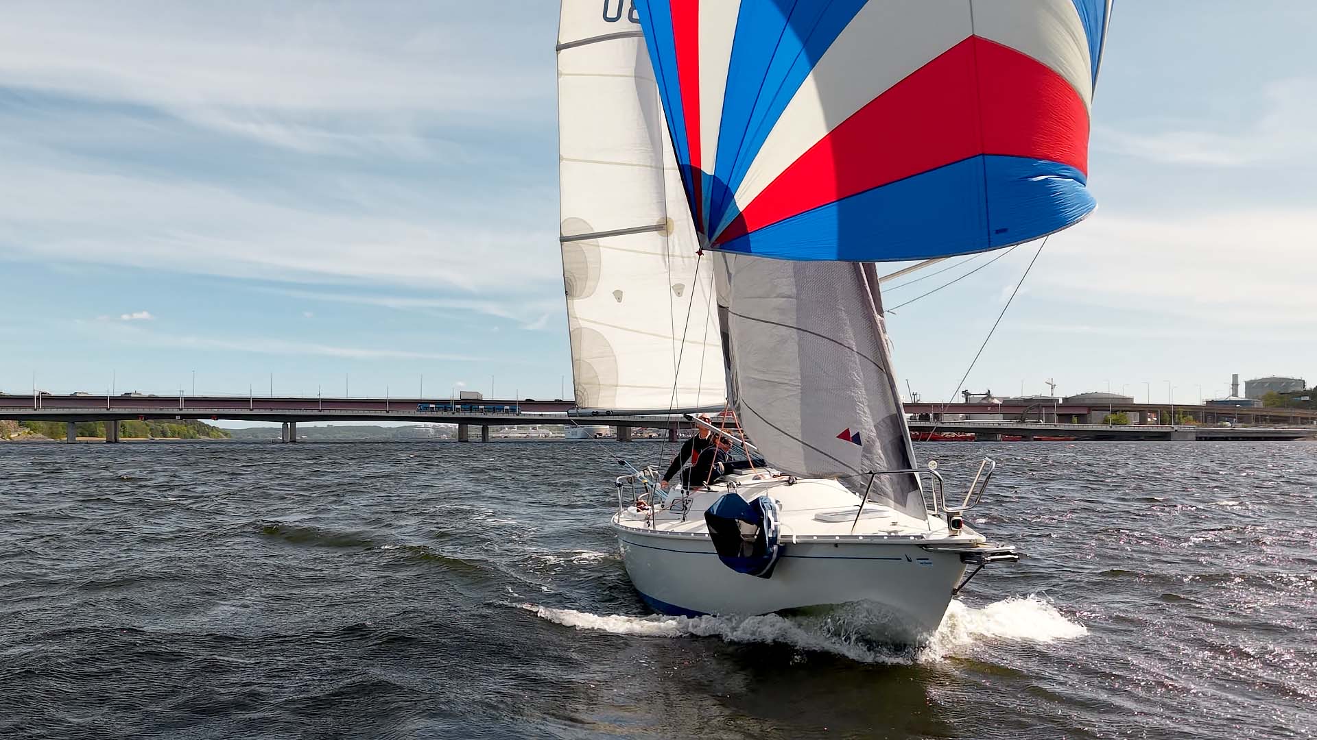 Albin 78 seglar med spinnaker