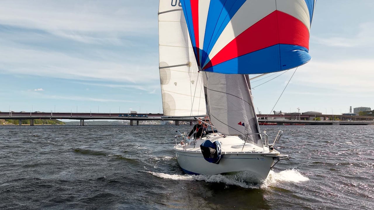 Albin 78 seglar med spinnaker