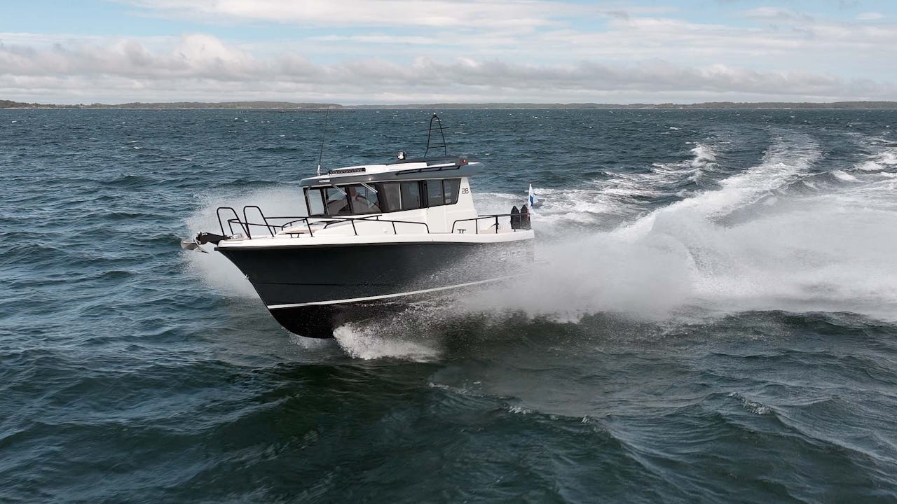 Sargo-28-Explorer-test-drönare-framifrån