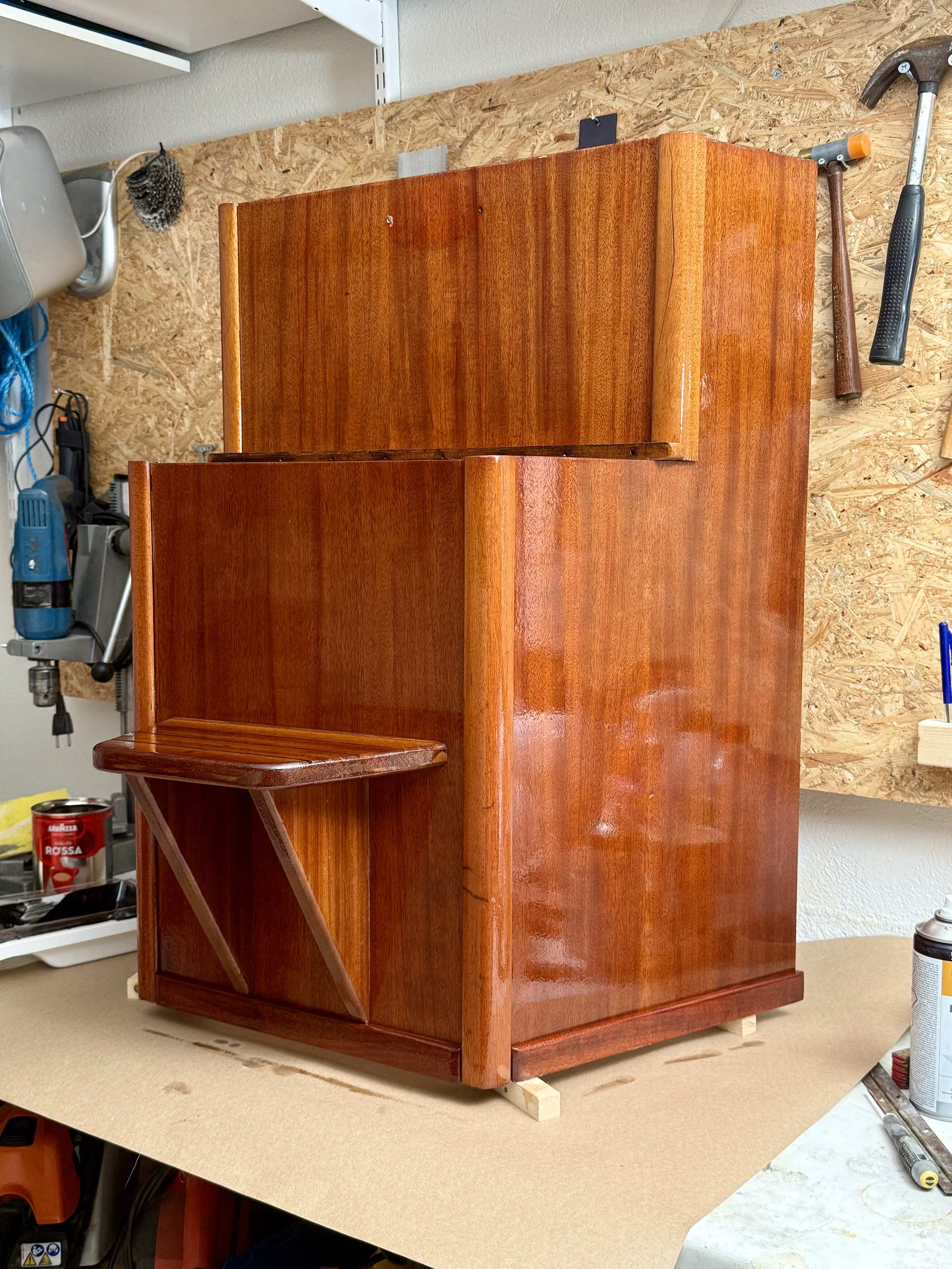 Just nu. Lackering av motorkåpatrappa