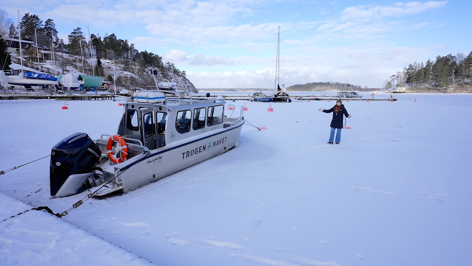 Båt som frusit fast i isen