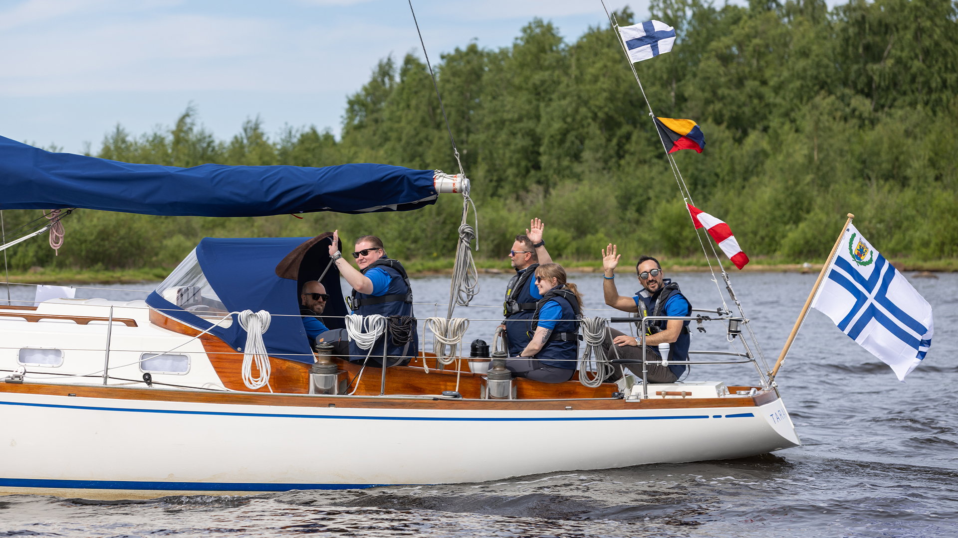 W-Nautor-Swan-firar-60-Tarantella-ater-i-sjon-besattning-under-gang