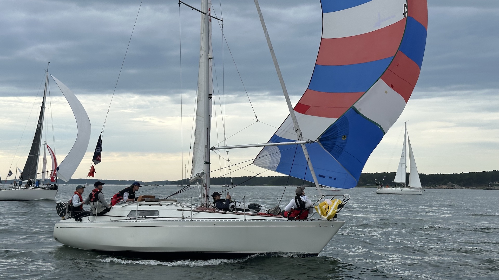 Nej! Havskappsegling i Gotland Runt måste inte vara dyrt och resurskrävande. Max Kihlborg och hans besättning seglar en Scampi som de fått gratis.